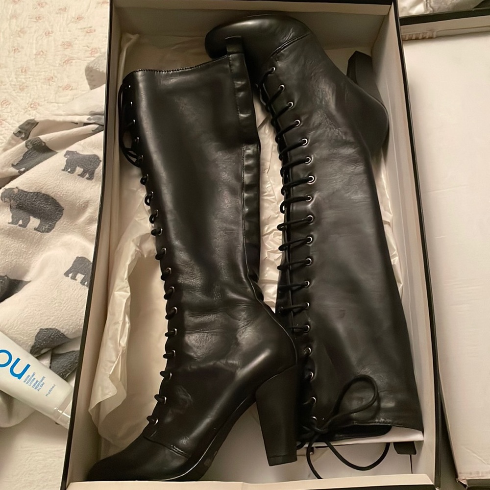 Ladies elegant lace up leather boots